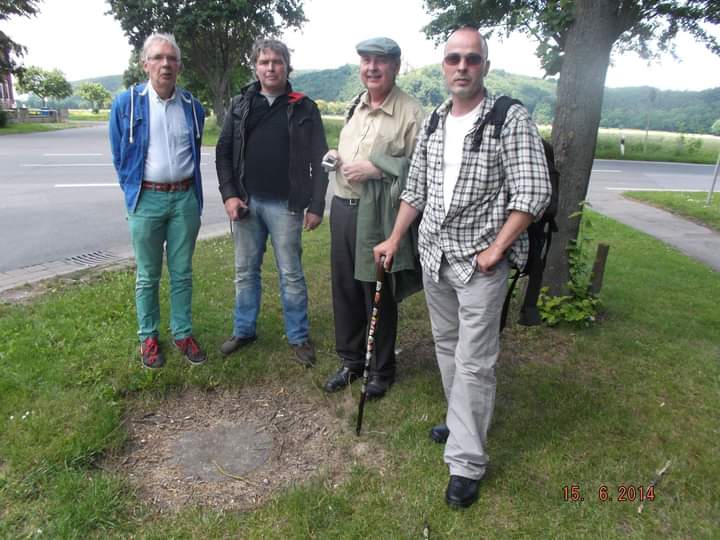 Farbfoto: Vier Berliner auf ihrer Wanderung vom Bahnhof Nordstemmen zum Schloss Marienburg auf dem Marienberg am Sonntag, dem 15. Juni im Jahre 2014. Fotograf: Ralph Ivert.