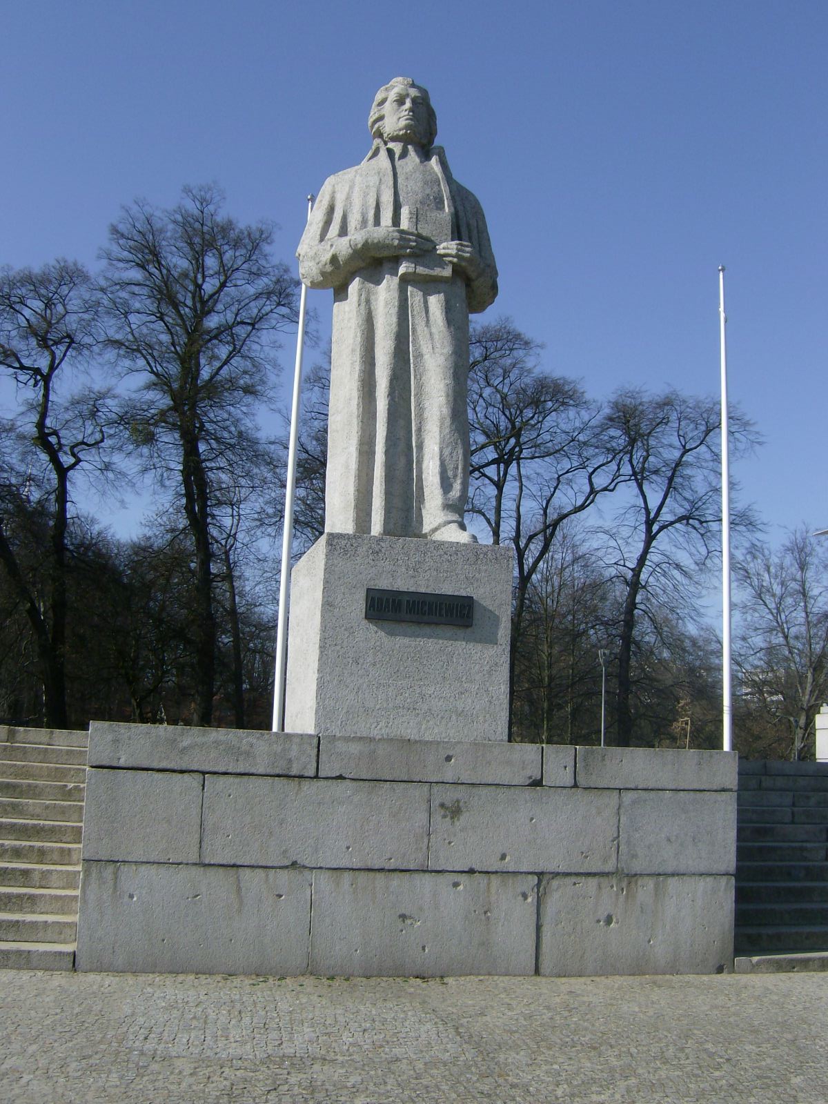 Farbfoto: Das Denkmal für den polnischen Dichter Adam Bernhard Mickiewicz in Stettin in Polen im März des Jahres 2012. Fotograf: R.I.