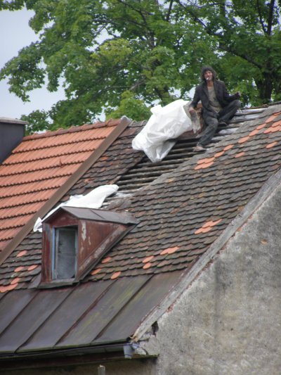 Ralf Spelttstößer restauriert das Dach eines historischen Gebäudes in Traunstein in Bayern im Jahre 2008. Photographin: Luise.