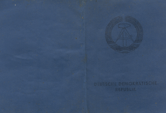 Einband eines Personalausweises der Deutschen Demokratischen Republik aus dem Jahr 1990. 1:1 eingescannt.
