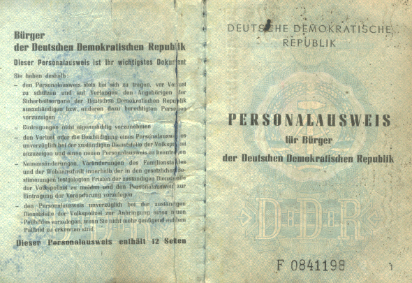 Seite 1 eines Personalausweises der Deutschen Demokratischen Republik aus dem Jahr 1990. 1:1 eingescannt