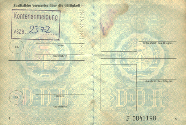 Seite 4 und 5 eines Personalausweises der Deutschen Demokratischen Republik aus dem Jahr 1990. 1:1 eingescannt
