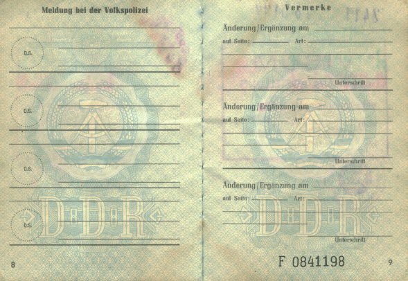 Seite 8 und 9 eines Personalausweises der Deutschen Demokratischen Republik aus dem Jahr 1990. 1:1 eingescannt