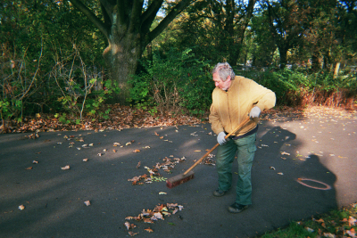 Farbfoto: Mein Kollege Bernd Partenheimer im Oktober des Jahres 2014 im Park Thomashöhe im Bezirk Neukölln in Berlin. Foto: Erwin Thomasius.