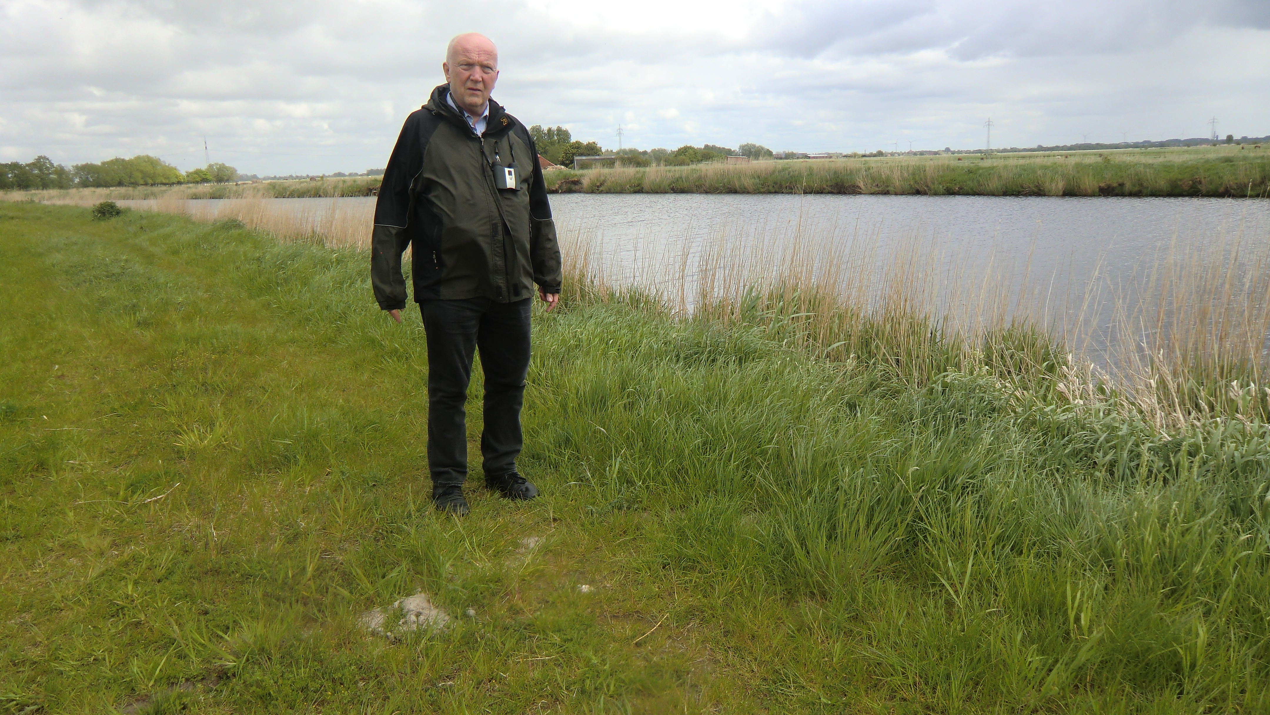 Foto Erwin Thomasius vor dem Knockster Tief bei Uhlsmeer bei Groß Midlum aus dem Jahr 2016. Fotografin: I.O.