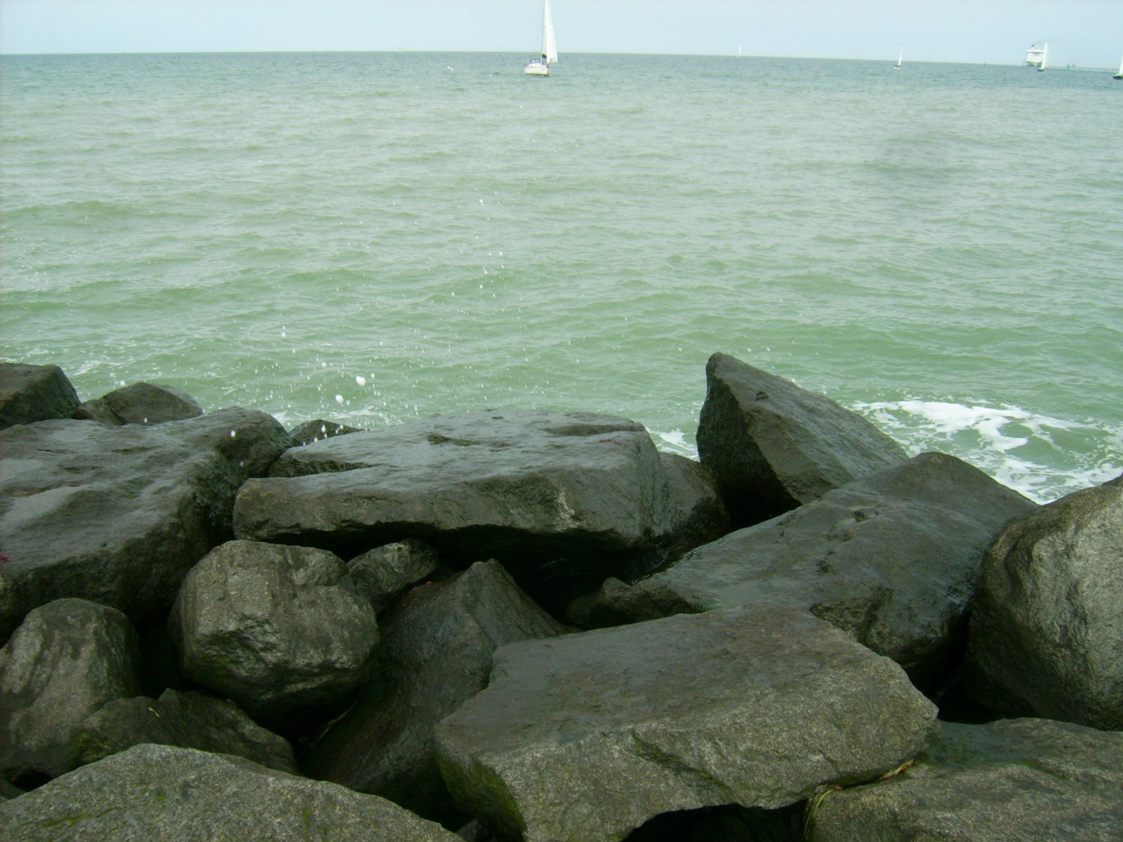 Farbfoto: Auf der Mole in Warnemünde im Juni des Jahres 2009. Fotograf: Bernd Paepcke.