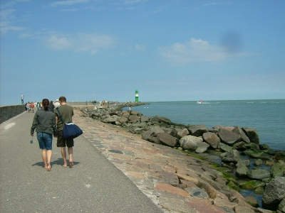 Farbfoto: Auf der Mole in Warnemünde im Juni des Jahres 2009. Fotograf: Bernd Paepcke.