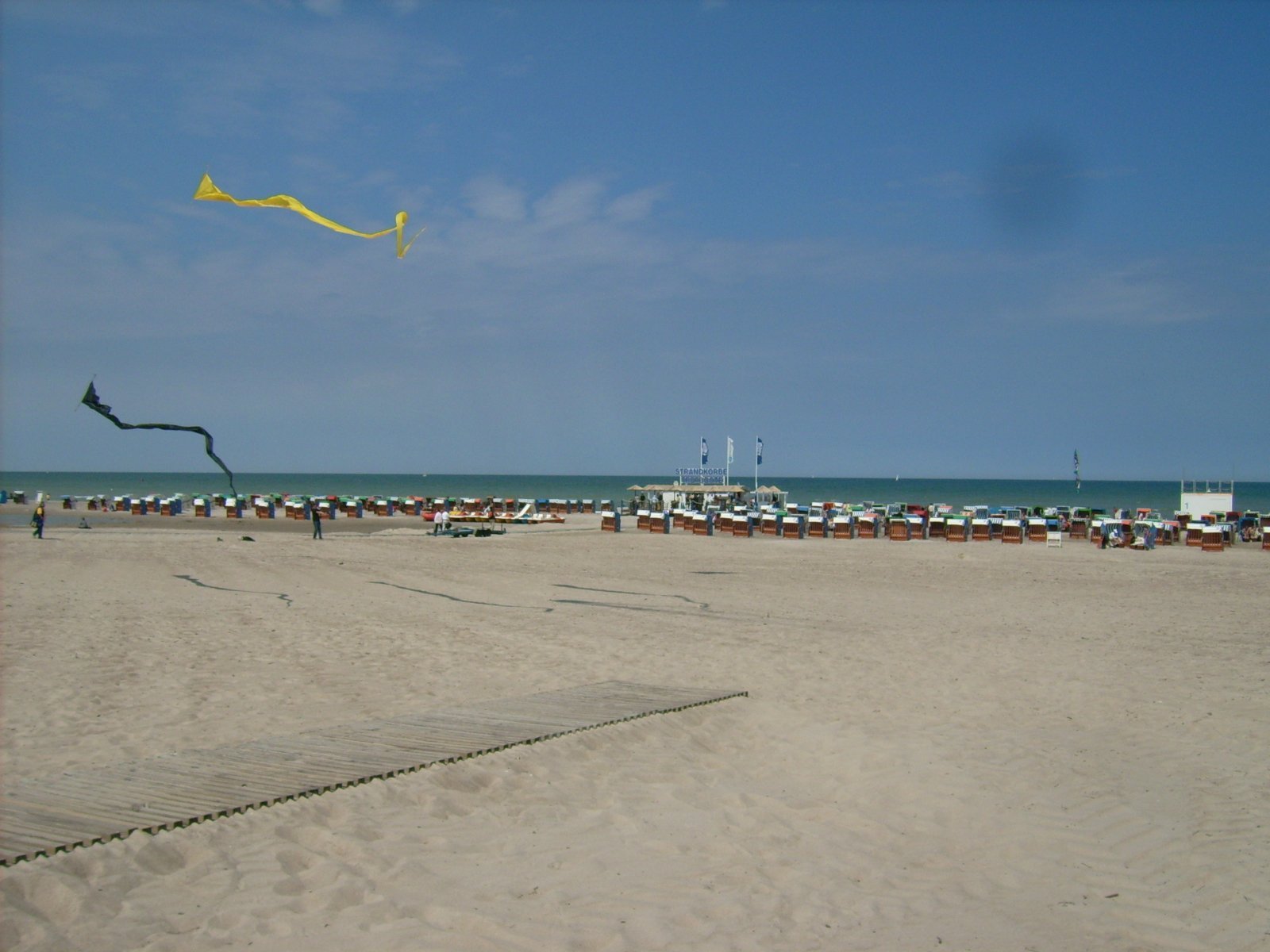 Farbphoto: Der Sandstrand von Warnemünde mit Strandkörben und die Ostsee. Juni 2009. Photograph: Bernd Paepcke.