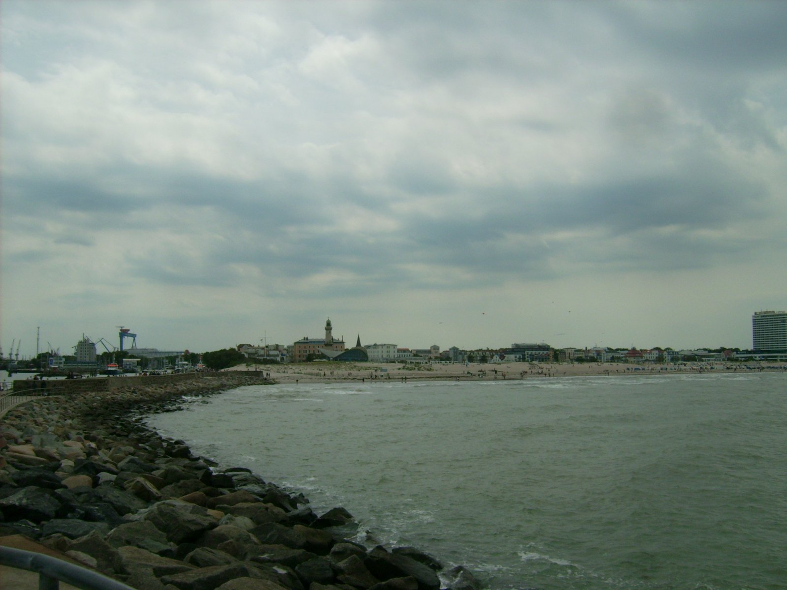 Farbphoto: Blick von der Mole in Warnemünde auf den Sandstrand in Warnemünde im Juni 2009. Photograph: Bernd Paepcke.