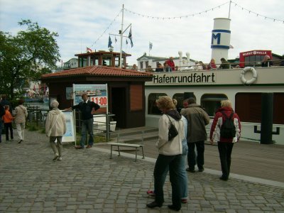 Farbphoto: Das Hafenrundfahrtsschiff in Warnemünde im Juni 2009. Photograph: Bernd Paepcke.