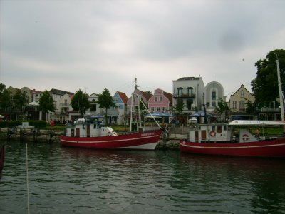 Farbfoto: Blick auf das Westufer des Alten Stromes in Warnemünde im Juni 2009. Fotograf: Bernd Paepcke.